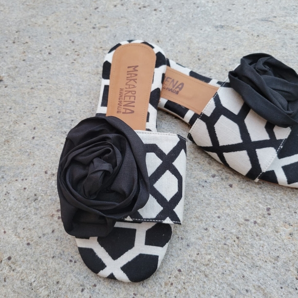 Elegant Black and White Flat Sandals with a Black Flower on Top - Picture 3 of 3